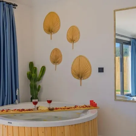 Hotell Apiko / Yesiluezuemlue 4*